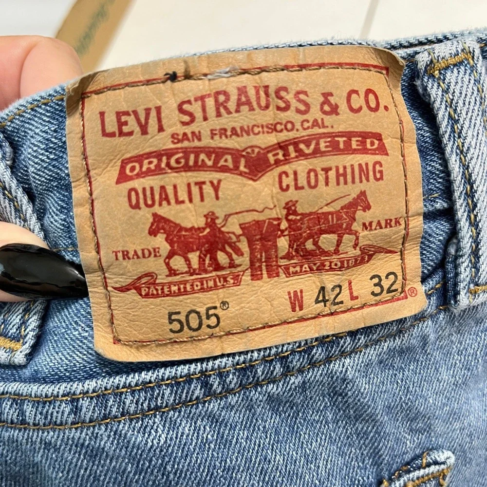 Levis 505 Straight Fit Jeans Mens 42x31 Light Wash Denim Classic Casual Everyday